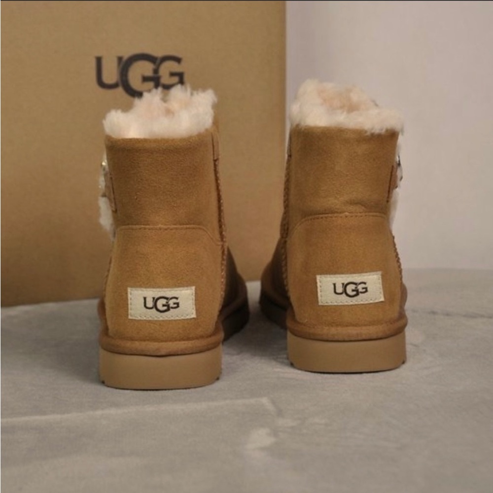 UGG W MINI BAILEY BUTTON GEN Booties Size: 6 - Picture 2 of 5